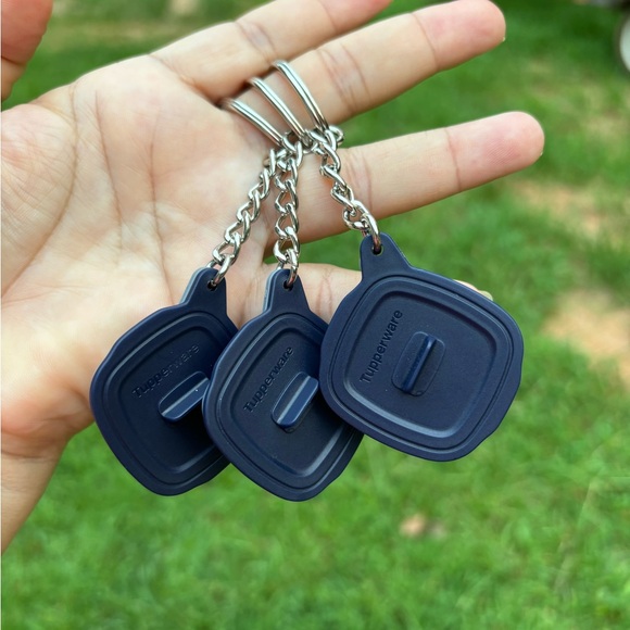 TUPPERWARE KEYCHAINS (3 PIECES) - Picture 5 of 9